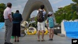 Warga berdoa di Taman Monumen Perdamaian Hiroshima menjelang peringatan 72 tahun bom atom Hiroshima, Sabtu (5/8). 