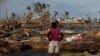 ARCHIVO - Una mujer observa la destrucción en Haulover, una comunidad a 41 km al sur de Bilwi, en la Región Autónoma del Caribe Norte, Nicaragua, en noviembre de 2020.