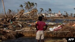 En esta foto de archivo tomada el 28 de noviembre de 2020 una mujer observa la destrucción en Haulover, una comunidad a 41 km al sur de Bilwi, en la Región Autónoma del Caribe Norte, Nicaragua, el 28 de noviembre de 2020, días después del paso de Iota. 