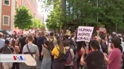 خۆپیشاندان لەبەردەم باڵیۆزخانەی ئەمەریکا لە مەدرید