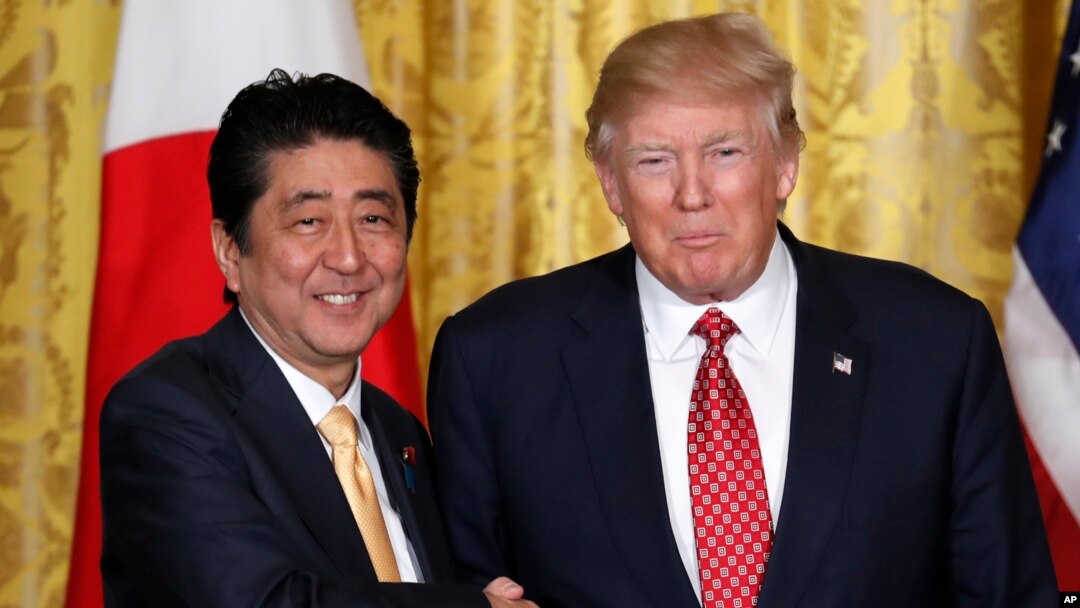 Presiden AS Donald Trump (kanan) dan PM Jepang Shinzo Abe berjabat tangan usai mengadakan konferensi pers bersama di Gedung Putih, Jumat (10/2). 
