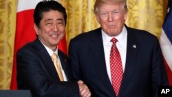 美国总统唐纳德·川普星期五(右)与日本首相安倍晋三