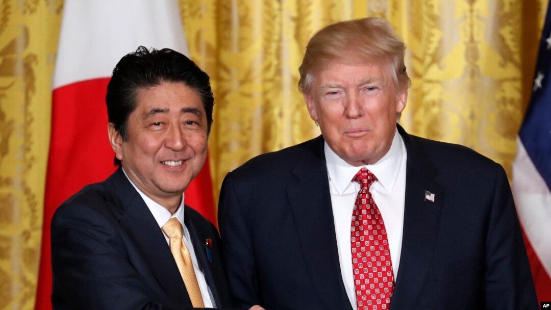 Presiden Donald Trump, kanan, dan Perdana Menteri Jepang Shinzo Abe setelah konferensi pers di Gedung Putih, Washington, 10 Februari 2017. 