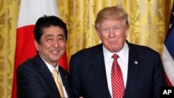 Presiden Donald Trump, kanan, dan Perdana Menteri Jepang Shinzo Abe setelah konferensi pers di Gedung Putih, Washington, 10 Februari 2017. 