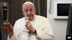 El papa Francisco ofrece una conferencia de prensa a bordo del avión papal en su vuelo de regreso tras su viaje de 12 días por el sudeste asiático y Oceanía, el viernes 13 de septiembre de 2024.