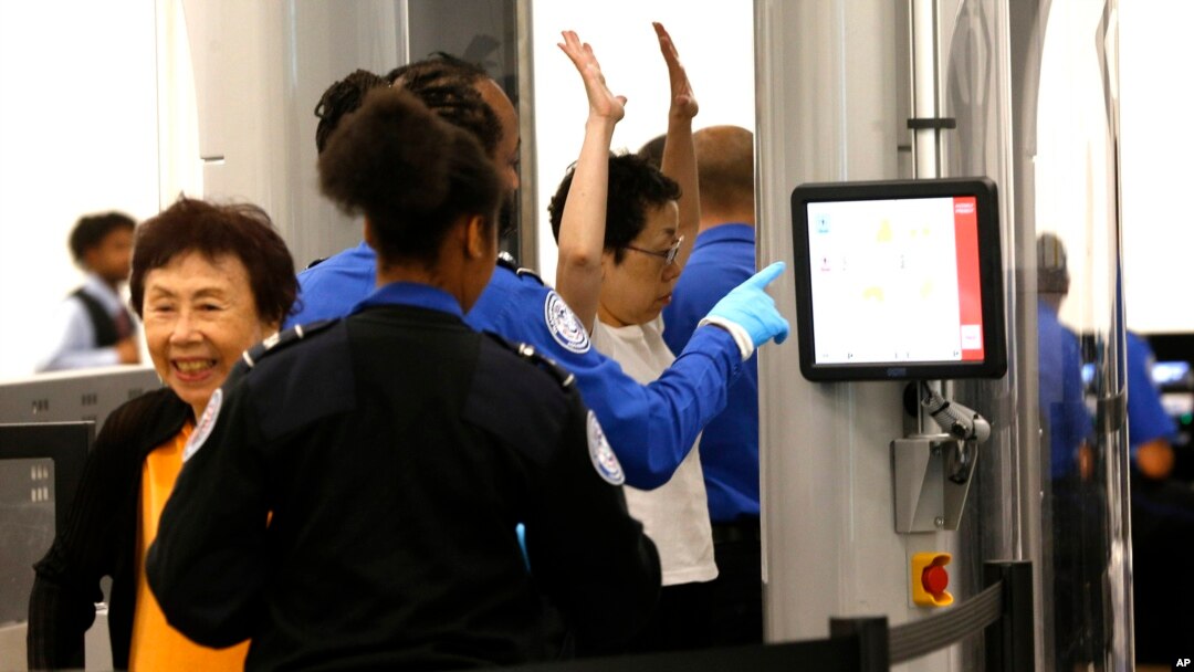 Los pasajeros pueden esperar más controles, un examen más detallado de dispositivos electrónicos personales y más seguridad alrededor de aviones.