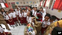 Petugas medis sedang mempersiapkan pemberian imunisasi diferi kepada murid-murid sekolah dasar pada hari pertama kampanye imunisasi difteri di Tangerang, 11 Desember 2017.