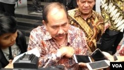 Kepala PPATK Kiagus Ahmad Badaruddin memberikan penjelasan kepada media di kantor PPATK, Jakarta Selasa 29 Agustus 2017. (Foto: VOA/Andylala)