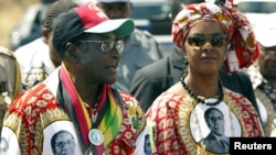 Presiden Zimbabwe Robert Mugabe dan istrinya Grace Mugabe pada sebuah acara di Harare (foto: dok). 