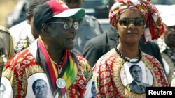 Hambararren shugaban Zimbabwe Robert Mugabe da Matarsa Grace