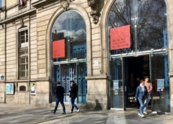 Voters leaving the 11 arrondissement town hall in Paris. Lisa Bryant, March 15, 2020. (L. Bryant/VOA)