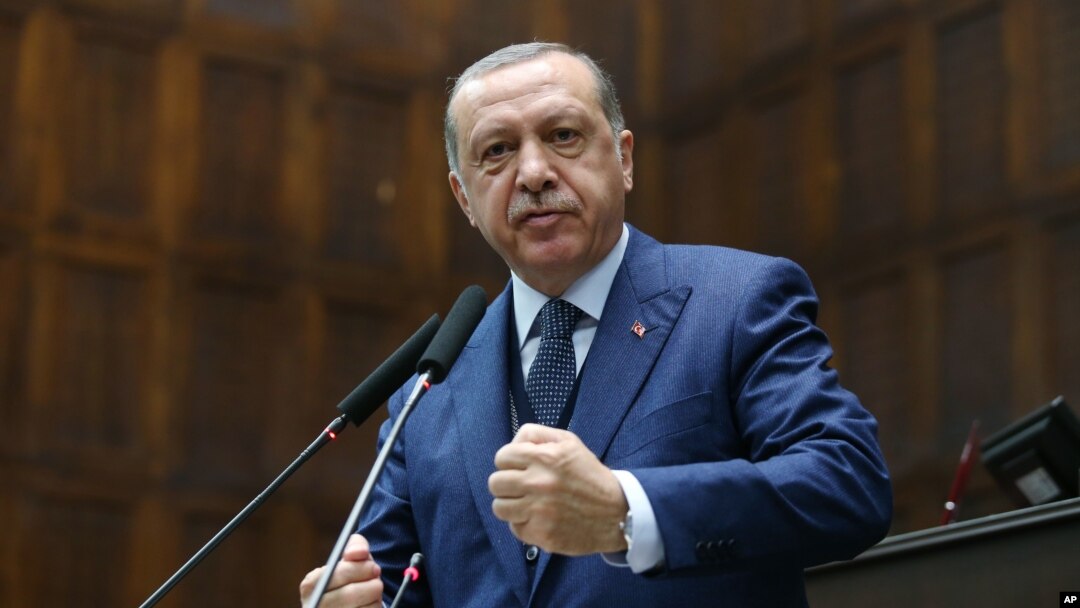 Presiden Turki Recep Tayyip Erdogan berbicara di depan Partai Pembangunan dan Keadilan (AKP) di Ankara, Turki (6/13).