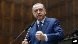 Presiden Turki Recep Tayyip Erdogan berbicara di depan Partai Pembangunan dan Keadilan (AKP) di Ankara, Turki (6/13).