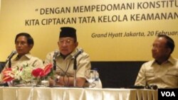 Ketua Persatuan Purnawirawan Polri, Roesmanhadi (tengah), mewakili purawirawan Polri menyatakan menolak UU Kamnas (20/2).