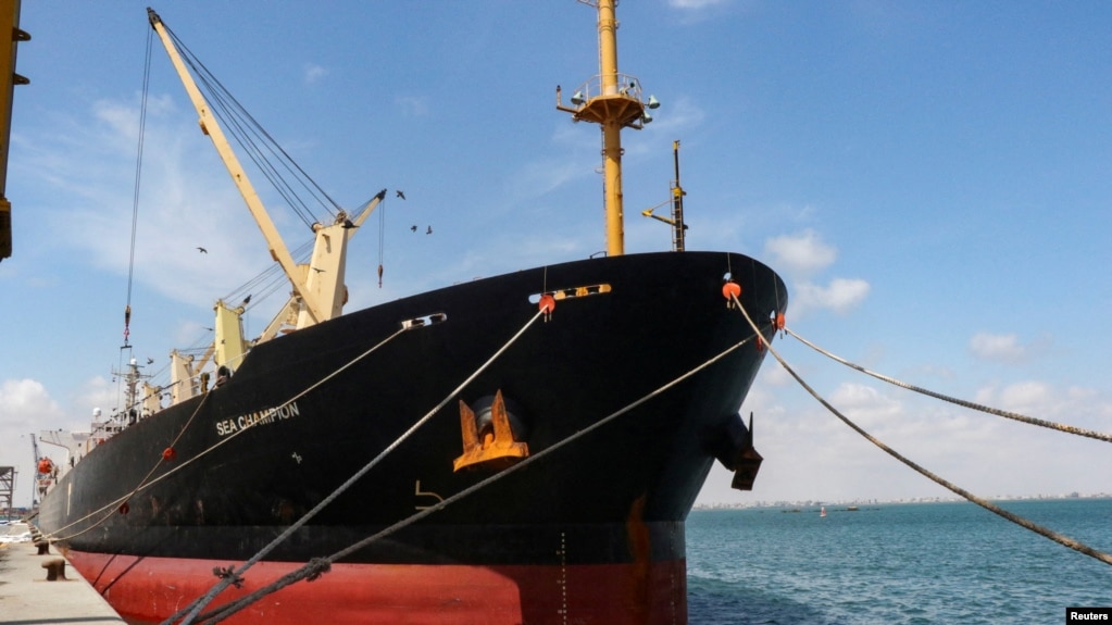 资料照片：在红海遭到胡塞武装攻击的希腊货轮抵达亚丁港。(2024年2月21日）(photo:VOA)