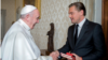 Le pape François recevant au Vatican l'acteur et producteur américain Leonardo DiCaprio.