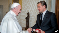 Le pape François recevant au Vatican l'acteur et producteur américain Leonardo DiCaprio.