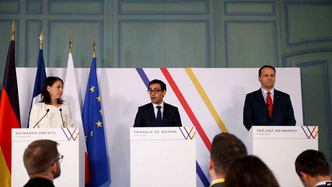 Ministri vanjskih poslova Njemačke (L), Francuske (C) i Poljske na konferenciji za novinare u dvorcu blizu Pariza (Foto: Sarah Meyssonnier, Pool via AP)