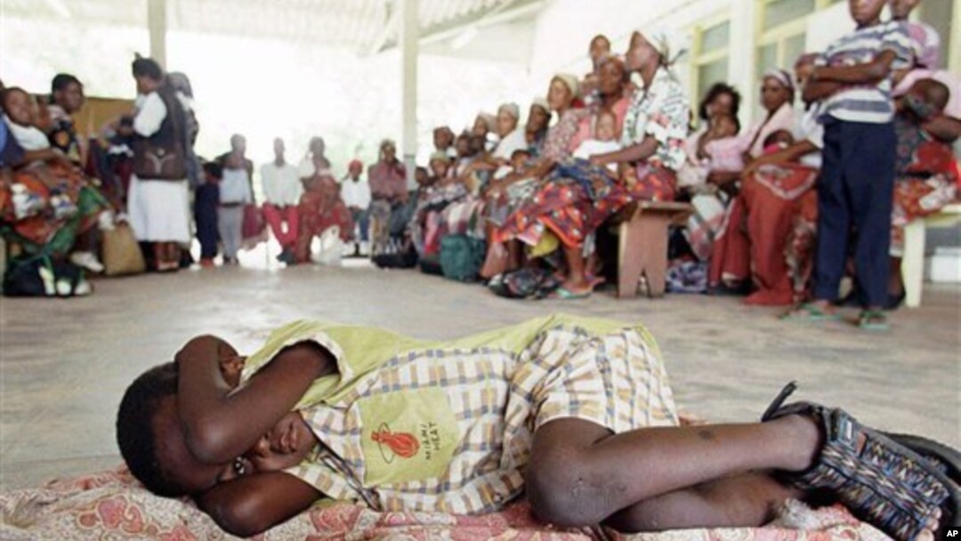 Warga di Mozambique antri untuk diperiksa apakah terjangkit penyakit Malaria di salah satu klinik setempat (foto: dok). 