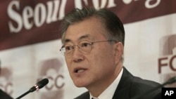 Moon Jae-in, ketua Partai Demokrat, partai oposisi terkemuka Korea Selatan dalam konferensi Pers di Seoul, Korea Selatan, 15 Desember 2016. (AP Photo/Ahn Young-joon) 