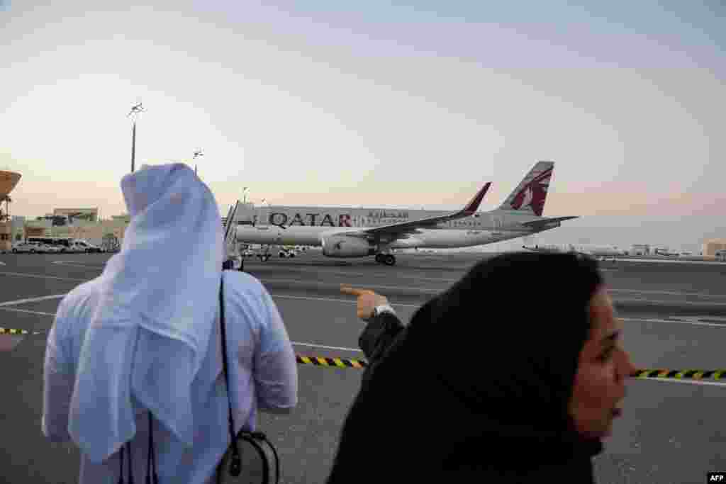 حضور خبرنگاران در فرودگاه دوحه. هواپیمای قطری حامل شهروندان آمریکایی آزادشده از ایران روز دوشنبه ۲۷ شهریور در قطر به زمین نشست. 