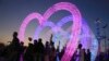 Célébration de la Saint-Valentin au parc al-Zawra à Bagdad, en Irak, le dimanche 14 février 2016. (AP Photo/Khalid Mohammed)