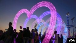 Célébration de la Saint-Valentin au parc al-Zawra à Bagdad, en Irak, le dimanche 14 février 2016. (AP Photo/Khalid Mohammed)