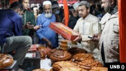 ধর্মীয় ভাবগাম্ভীর্য সহকারে বাংলাদেশে ইসলাম ধর্মের পবিত্র রাত শবে বরাত পালিত