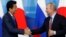 Thủ tướng Nhật Bản Shinzo Abe (trái) bắt tay Tổng thống Nga Vladimir Putin trong một buổi gặp tại Vladivostok, Nga, hôm 10/10.