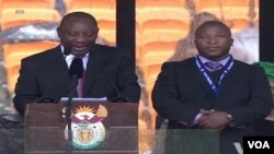 Intérprete de linguagem gestual do Memorial em homenagem a Mandela, Thamsanqa Jantjie