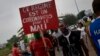 La junte malienne, acclamée par la foule, "remercie le peuple"