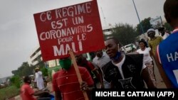 Les Maliens manifestent sur la place de l'Indépendance à Bamako le 5 juin 2020. (Photo: MICHELE CATTANI / AFP)