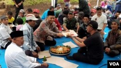 Kenduri Alas dengan menghadirkan Tumpeng dan makanan berupa umbi-umbian, yang dimakan bersama warga Tengger yang hadir (Foto: VOA/Petrus).