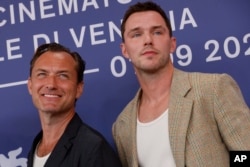 Jude Law, (kiri) dan Nicholas Hoult di Festival Film Venesia di Venesia, Italia (dok: Joel C Ryan/Invision/AP)