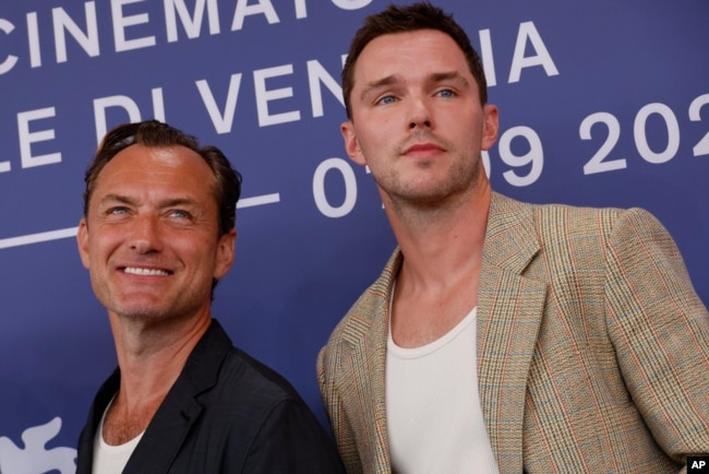 Jude Law, (kiri) dan Nicholas Hoult di Festival Film Venesia di Venesia, Italia (dok: Joel C Ryan/Invision/AP)