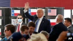 Presiden Donald Trump melambaikan tangan ke arah para pendukungnya saat mengunjungi anjungan minyak Double Eagle Energy Oil Rig, di Midland, Texas, 29 Juli 2020. (Foto: AP)