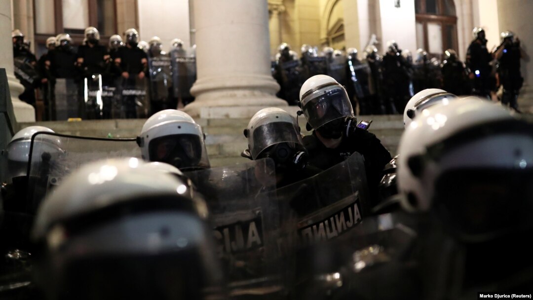 Arhiva - Policija u opremi za razbijanje demonstracija stoji u formaciji ispred zgrade Doma Narodne skupštine Srbije tokom antivladinihprotesta u Beogradu, 10. jula 2020. (Foto: Rojters, Marko Đurica)