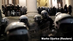 Arhiva - Policija u opremi za razbijanje demonstracija stoji u formaciji ispred zgrade Doma Narodne skupštine Srbije tokom antivladinihprotesta u Beogradu, 10. jula 2020. (Foto: Rojters, Marko Đurica)