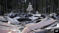 Bức tượng Phật nằm giữa cảnh hoang tàn của một ngôi chùa gần biên giới Bangladesh và Miến Điện bị hàng ngàn người Hồi giáo Bangladesh phóng hỏa thiêu rụi