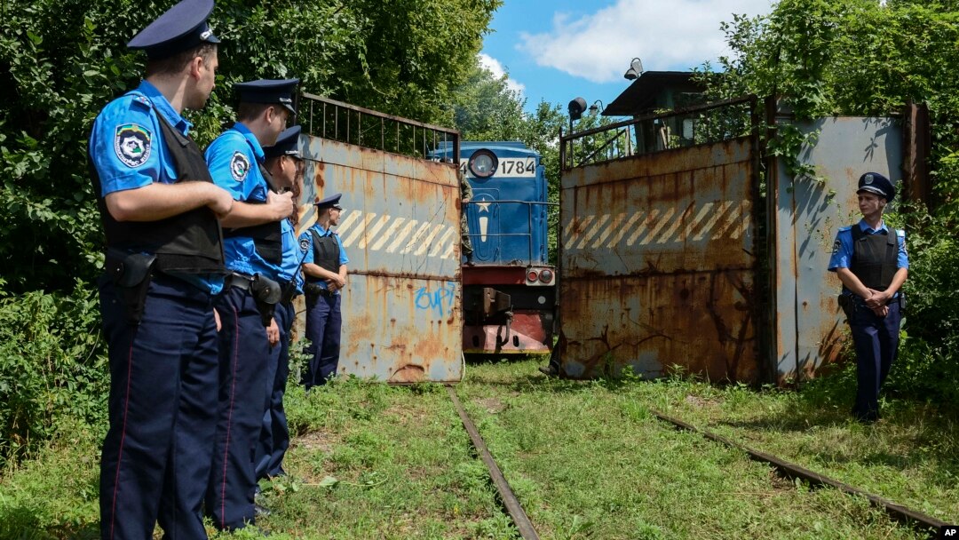 Cảnh sát giữ an ninh cho chiếc xe lửa chở thi hài các hành khách chuyến bay MH17 của Malaysia Airlines tại Kharkiv, 22/7/14.