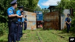 Cảnh sát giữ an ninh cho chiếc xe lửa chở thi hài các hành khách chuyến bay MH17 của Malaysia Airlines tại Kharkiv, 22/7/14.
