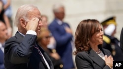 Presiden AS Joe Biden dan Wakil Presiden Kamala Harris menghadiri upacara di tempat pemakaman para tentara yang tidak dikenal di Arlington National Cemetery, Virginia, dalam peringatan Hari Pahlawan pada 30 Mei 2022. (Foto: AP/Andrew Harnik)