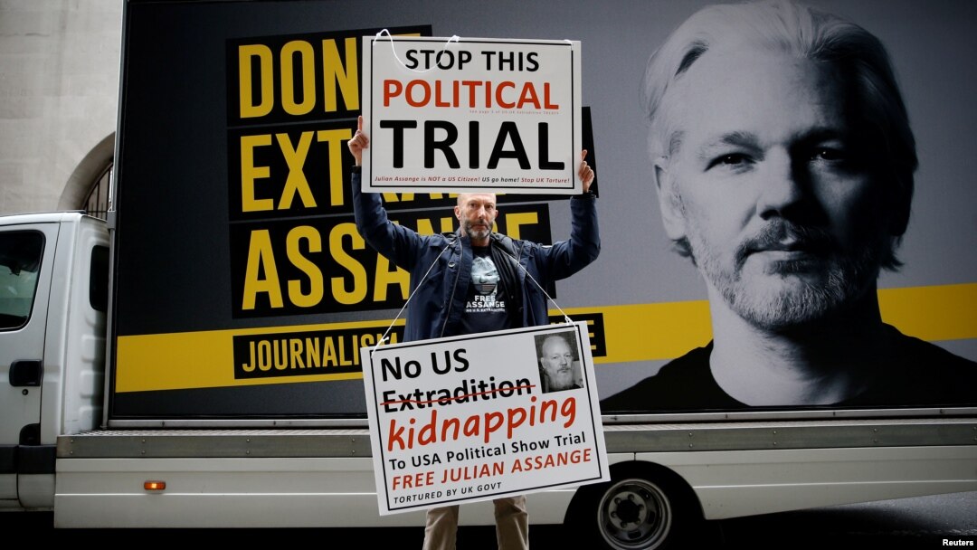 Activistas en Gran Bretaña protestan contra la extradición de Julián Assange a EE. UU. en Londres el 8 de septiembre de 2020.