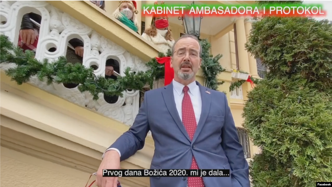 Ambasador Sjedinjenih Država u Beogradu, Entoni Godfri, u šaljivom spotu kojim Ambasada SAD i USAID Srbija čestitaju Božić, 24. decembra 2020. (Foto: Skrišont Fejsbuk stranice Ambasade SAD)