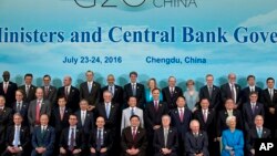 Para pejabat keuangan negara-negara G-20 berpose bersama pada hari terakhir KTT di Chengdu, China, Minggu (24/7). 