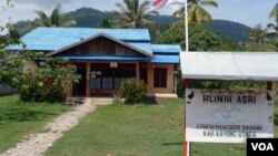 Klinik ASRI dengan latar belakang Taman Nasional Gunung Palung di Kalimantan Barat (18/8).