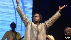 Le chanteur Baaba Maal lors d'un concert à Dakar, le 11 décembre 2015