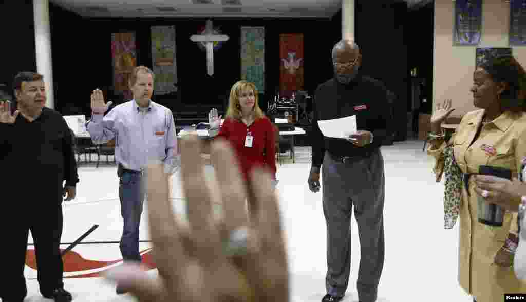 پائن ول کے ایک پولنگ اسٹیشن میں ووٹنگ کے آغاز سے قبل انخابی عملہ حلف اٹھا رہاہے