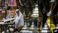 Seorang warga Mesir melihat-lihat lentera tradisional Ramadan di pasar di Sayeda Zeinab, Kairo, Mesir, Kamis 26 Juni 2014.