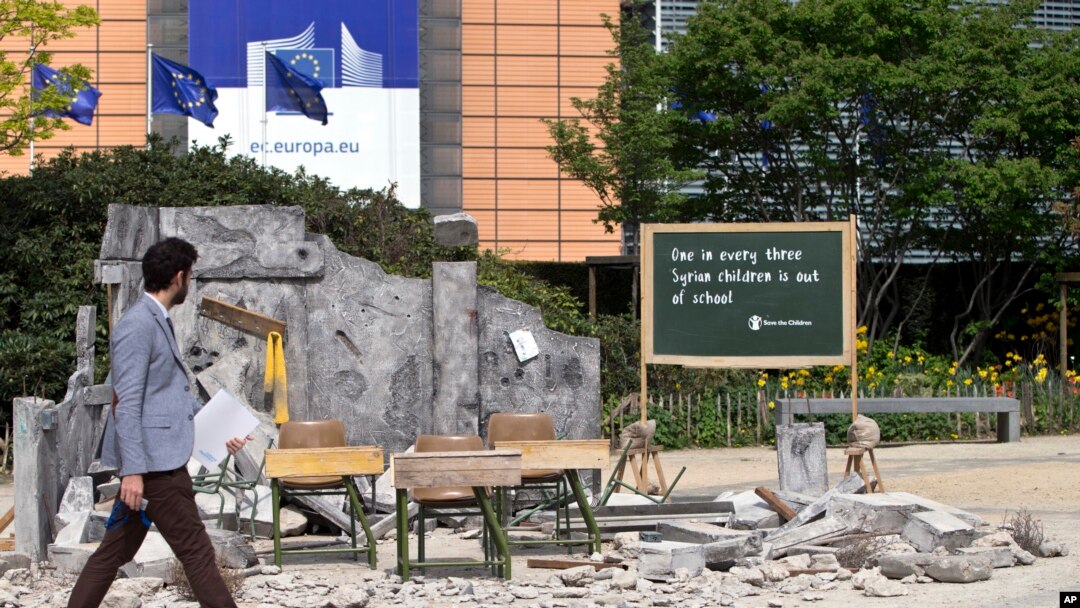 Ispred sedišta EU u Briselu jedna nevladina organizacija podigla je "bombardovanu učionicu" u Siriji kao simbol stradanja sirijske dece. 